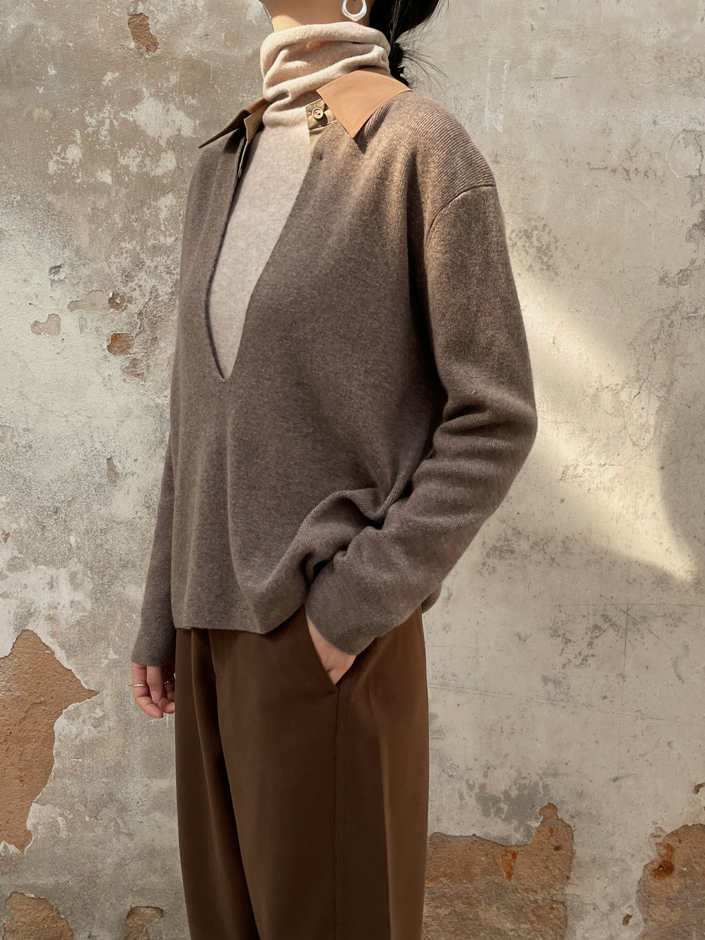 100% Cashmere V-Neck Sweater with Removable Collar