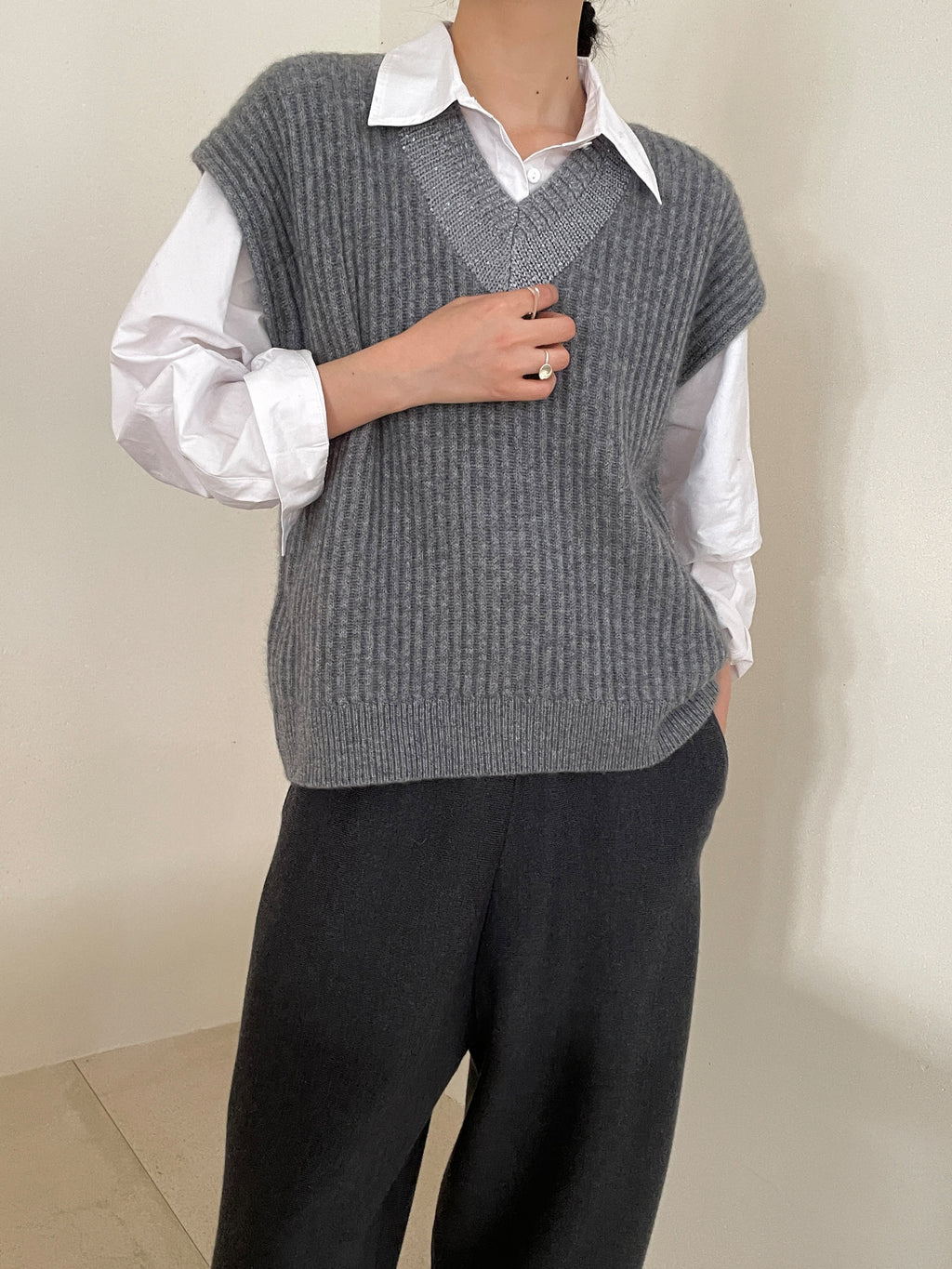 100% Cashmere V-Neck Ribbed Knit Vest