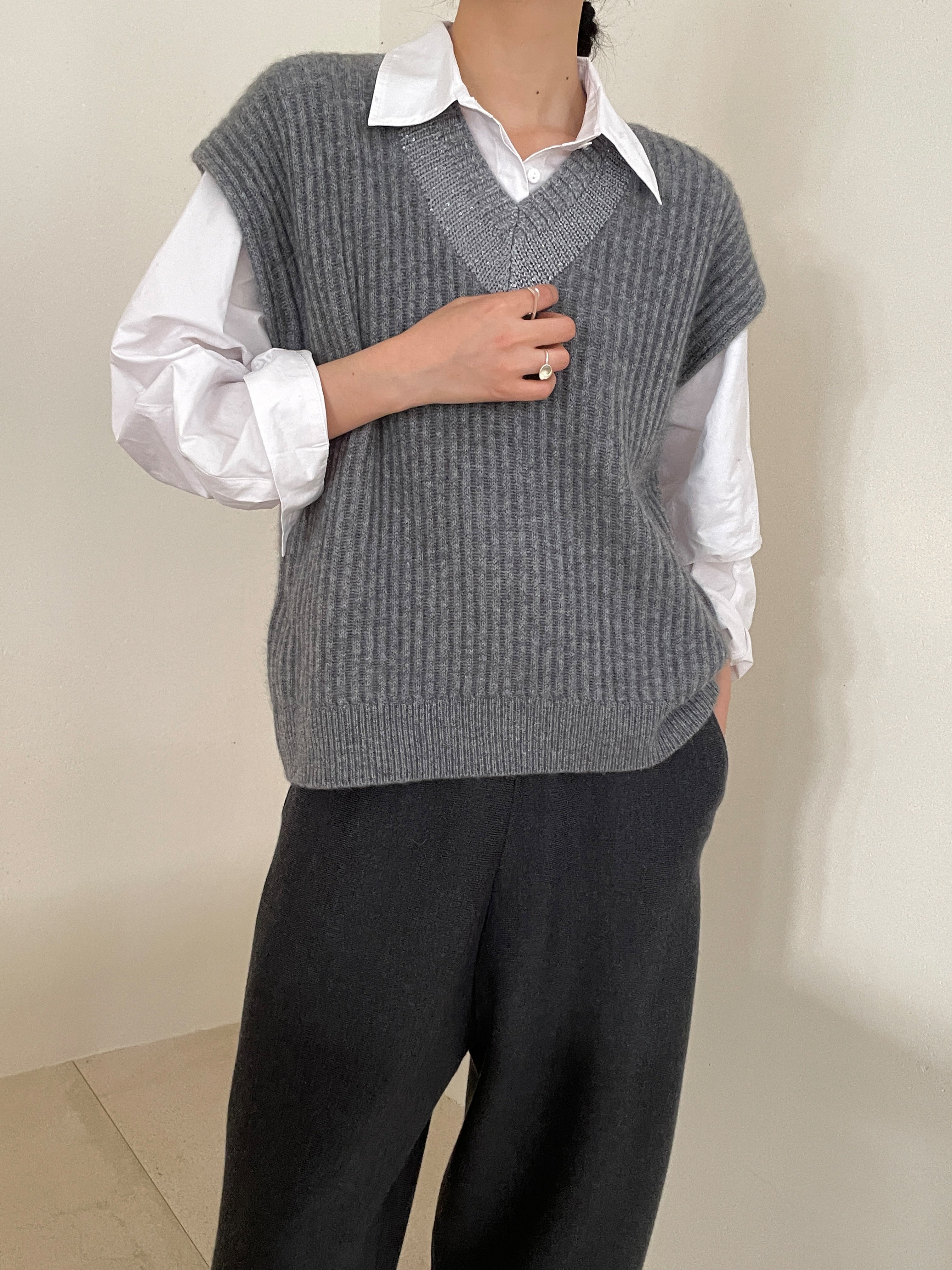 100% Cashmere V-Neck Ribbed Knit Vest